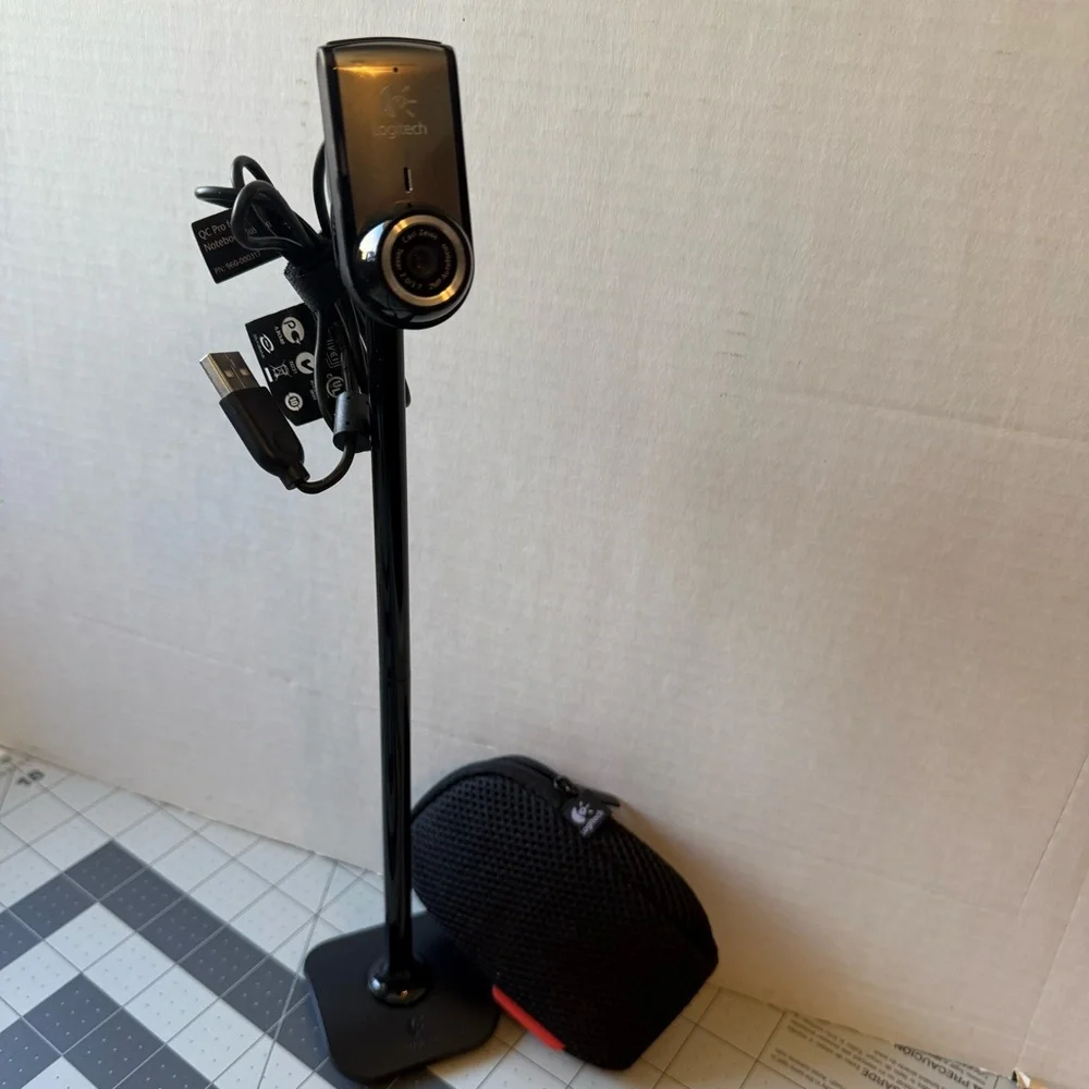 Logitech Webcam w/ Case and Stand Carl Zeiss 2.0/3.7 2MP